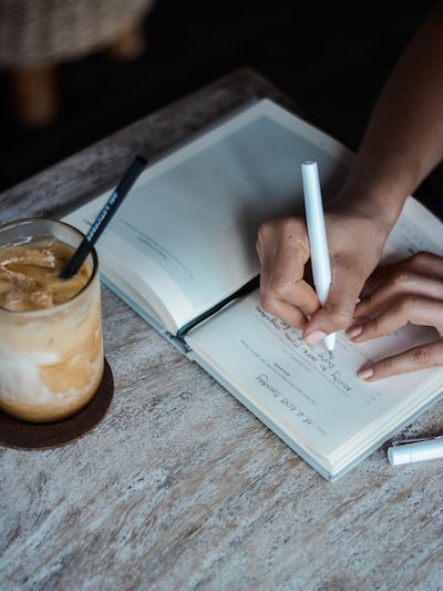 カフェオレとペンで書かれているノート