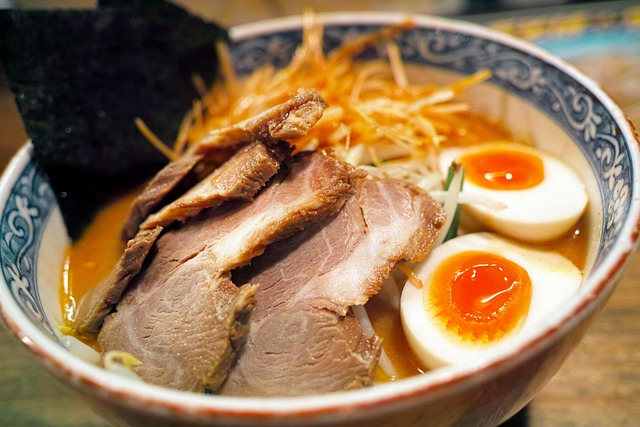 チャーシューと煮卵とネギが添えられた醤油ラーメン