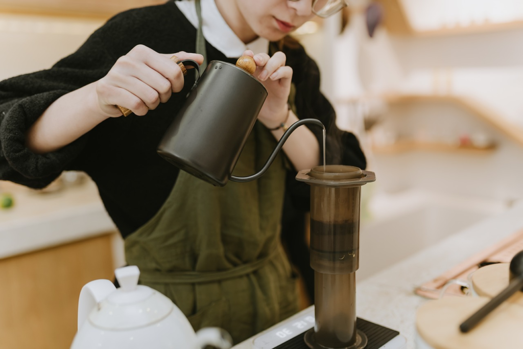 お湯を注いでいる女性