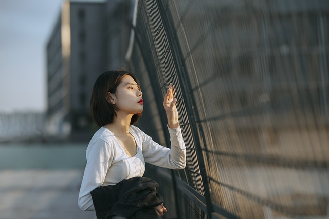 景色を眺めている女性