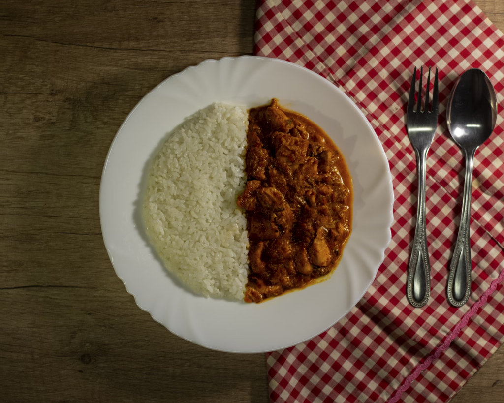 丁寧に盛り付けられたカレーライス